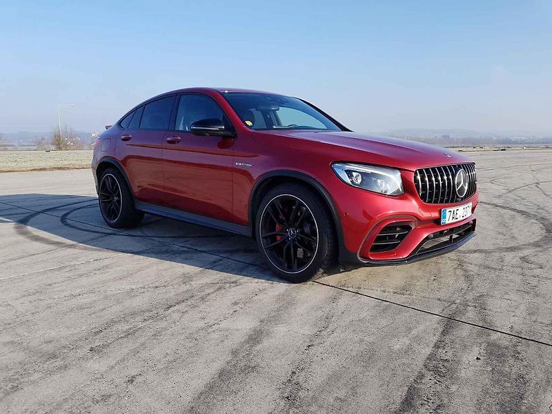 BMW potřebuje více točivého momentu, protože váží o půl tuny víc než Mercedes.