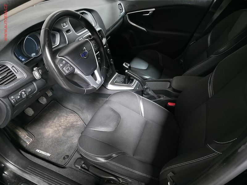 Volvo V40 (2015) 2.0d, Xenon, AC - fotka 9 z 16