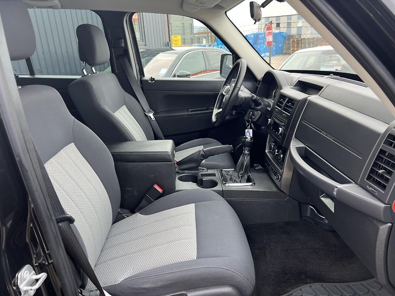 Jeep Cherokee 2.8CRD MANUÁL 6.R.ST. KLIMA - fotka 29 z 38