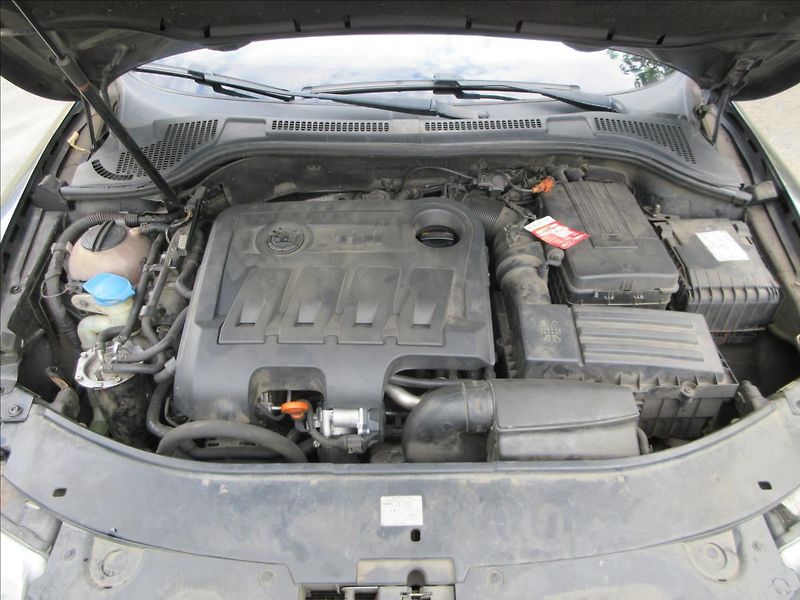 Škoda Superb 2,0 TDi Závada Přev. Panorama - fotka 29 z 30