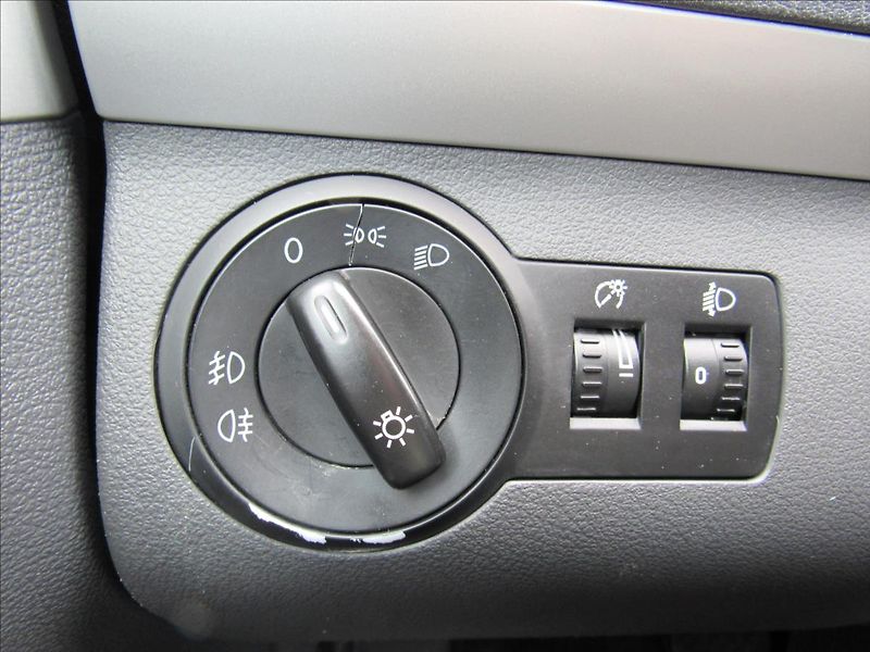 Volkswagen Touran 2,0 TDI 103kW DSG - fotka 21 z 26