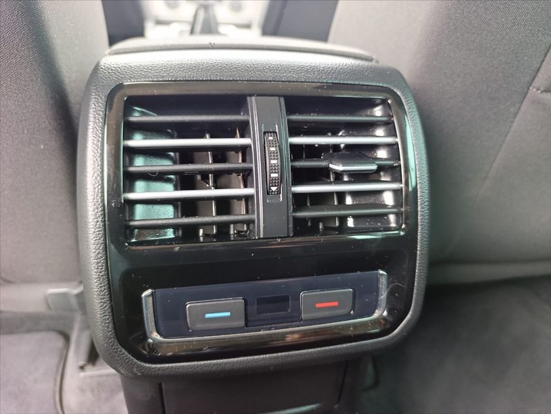 Volkswagen Passat 1,6 TDi Aut.klima Navi Kamera - fotka 32 z 34