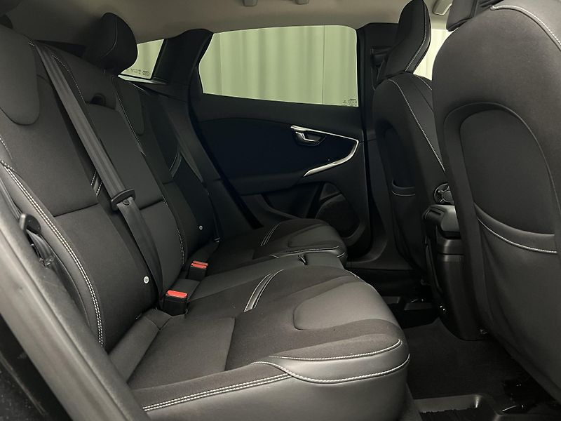 Volvo V40 D2 MOMENTUM - fotka 19 z 34