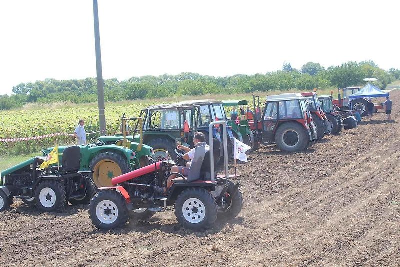 Podivínský mazec nabídl svůj třináct ročník. Jedinečná traktoriáda na Břeclavsku lákala poslední červencovou sobotu na spanilou jízdu, závody i přehlídku několika veteránů.