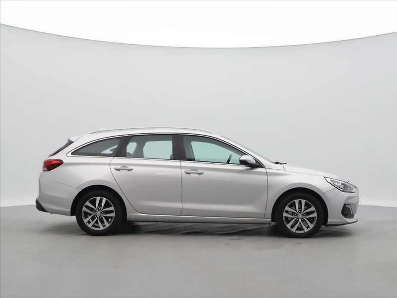Hyundai i30 1,6 CRDi 85kW Style CZ 1.Maj. - fotka 8 z 30