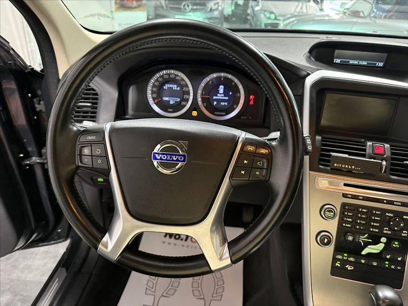 Volvo XC60 2,4   D5 AWD SUMMUM XENON - fotka 10 z 39