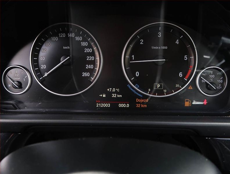 BMW Řada 5 (2015) 520d xDrive, 4X4, Automat - fotka 11 z 16
