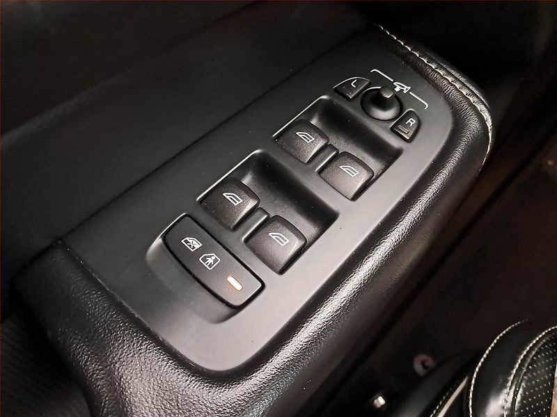 Volvo XC60 (2018) R-Design T5 AWD - fotka 17 z 21