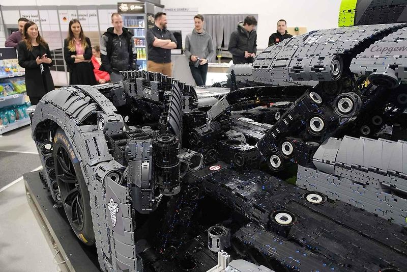 Instalace modelu stavebnice Peugeot Le Mans za účasti designera společnosti Lego.