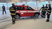 Cvičení hasičů v novém nadzemním parkovacím domě v Táboře při simulovaném požáru elektromobilu.