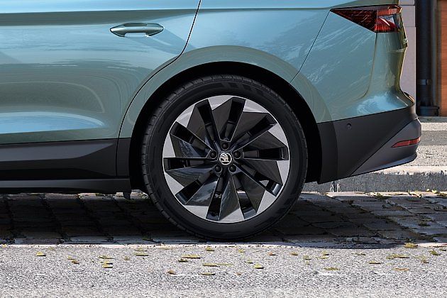 Zadní kolo moderního elektromobilu Škoda Enyaq s bubnovou brzdou., zdroj: Se svolením Škoda.