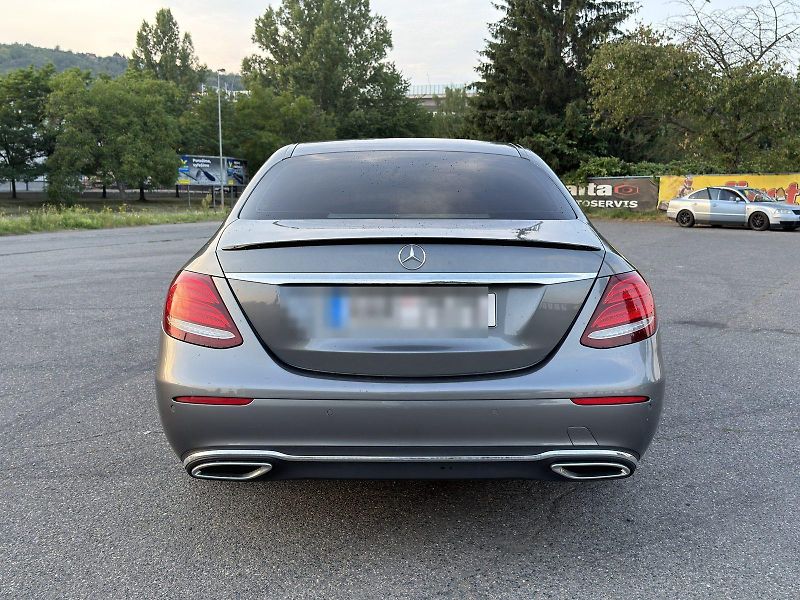Mercedes-Benz Třídy E (2018) ODPOČTOVÝ Mercedes-Benz E 220d - fotka 5 z 15