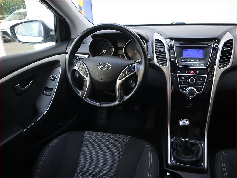 Hyundai i30 (2016) Comfort 1.6 CRDi, Serv.kniha - fotka 7 z 16