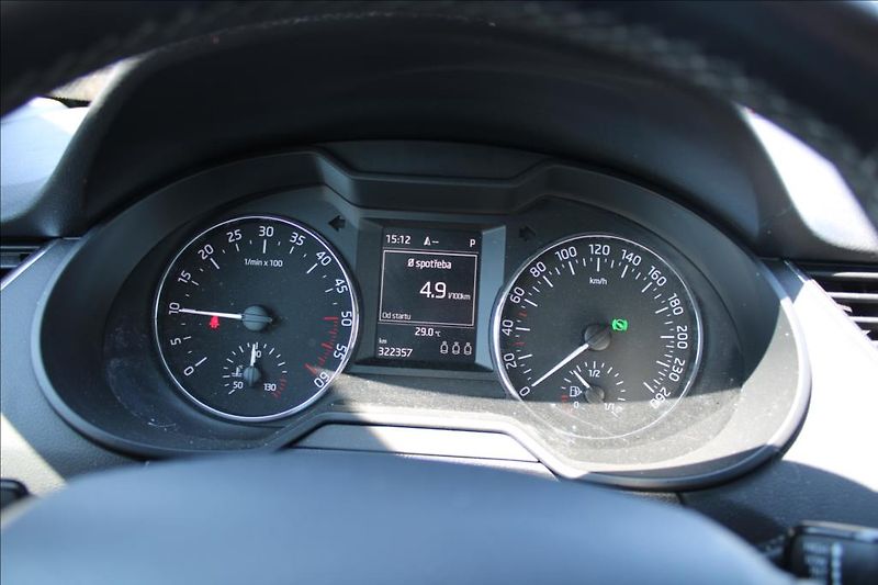 Škoda Octavia 1,6 TDi  DSG,STLYLE,SERVISKA - fotka 15 z 37
