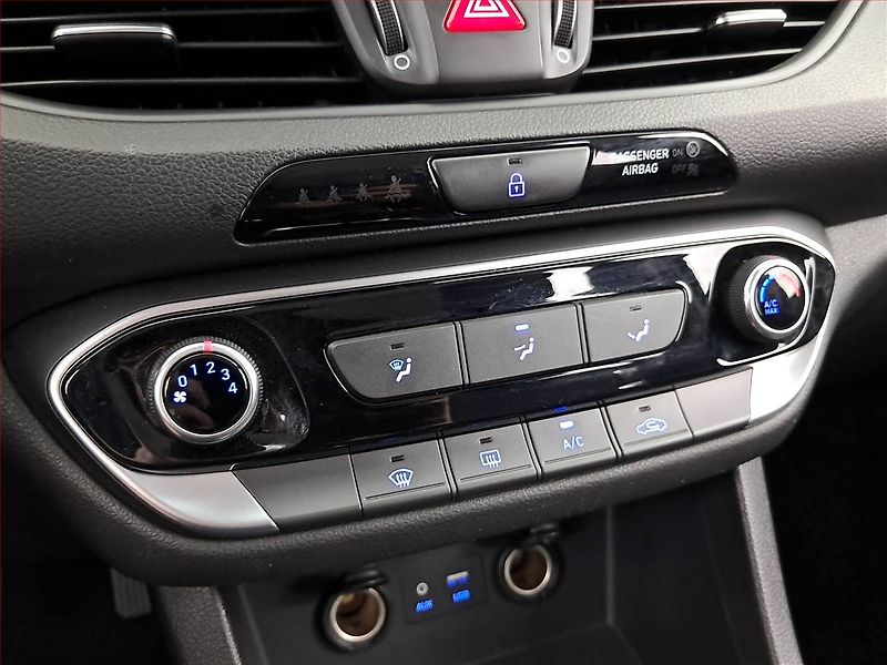 Hyundai i30 (2017) 1.0 T-GDI, Tempomat - fotka 15 z 19