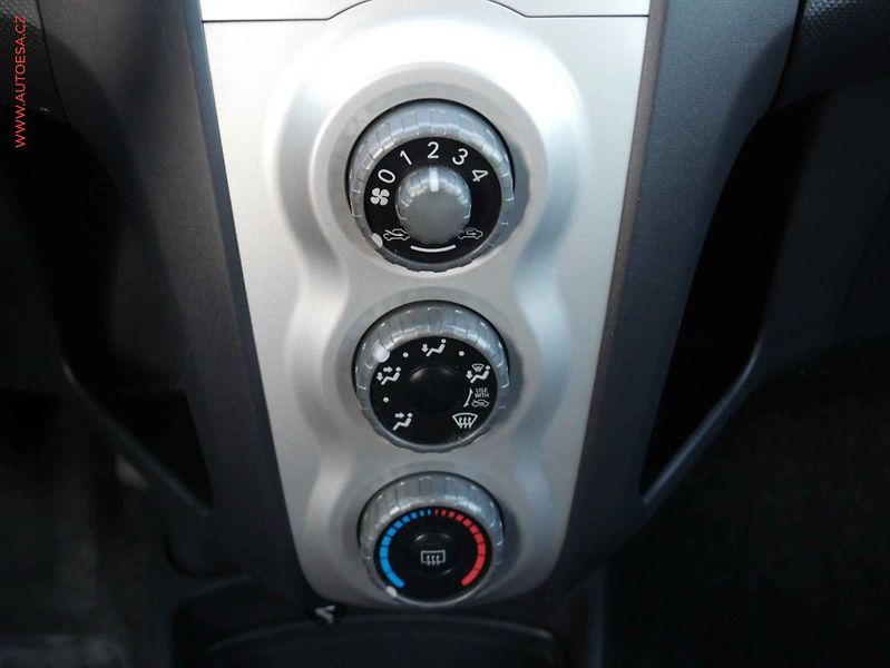 Toyota Yaris (2007) 1.0 i - fotka 13 z 13