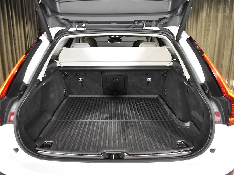 Volvo V90 2,0 CC PRO B4 AWD - fotka 10 z 24