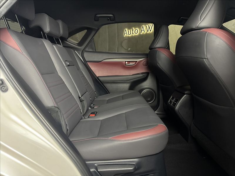 Lexus NX 300h 2,5   Hybrid Luxury LED Assist - fotka 14 z 47