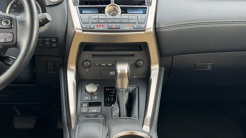 Lexus NX 300h 300H 2,5 HEV PREMIUM (LUXURY T - fotka 17 z 35