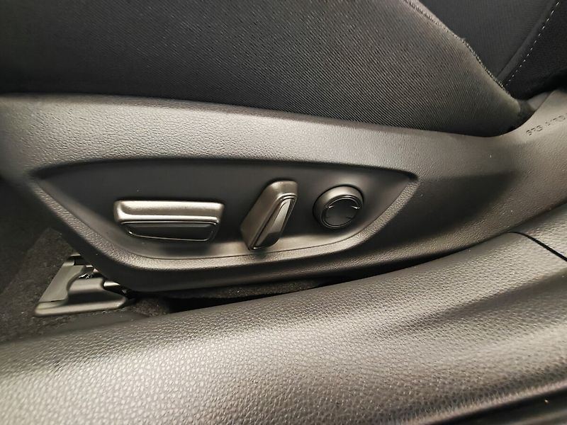 Toyota Prius 2.0 Plug-in Hybrid Prestige - fotka 13 z 38