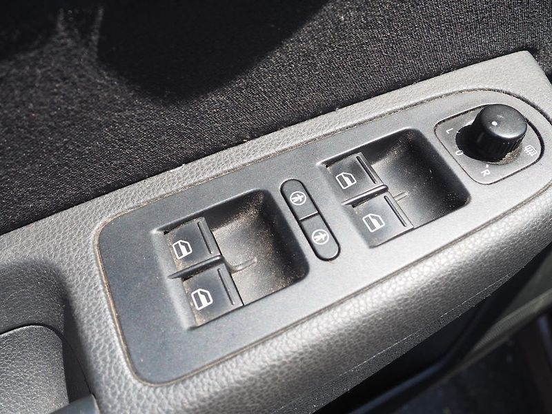 Volkswagen Sharan (2011) 2.0 TDI, 103 kW, 7 míst - fotka 18 z 31
