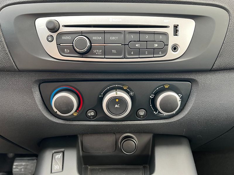 Renault Scénic (2012) 1.6i 16V 81kW Klima! Tažné! - fotka 15 z 28