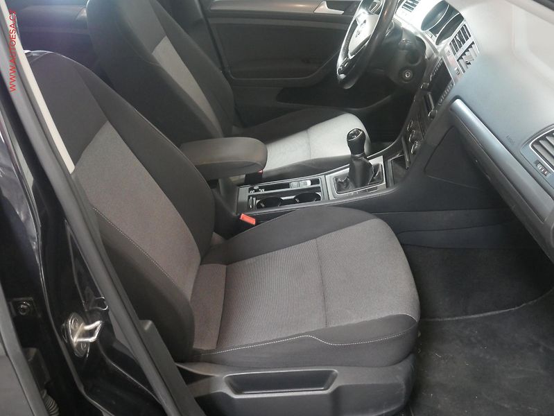 Volkswagen Golf (2015) 1.6TDi, AC, výhřev sed - fotka 12 z 19