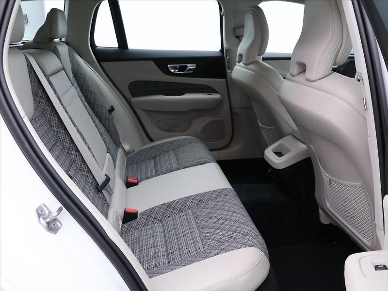 Volvo V60 2,0 D3 110kW Drive-E Momentum - fotka 12 z 30