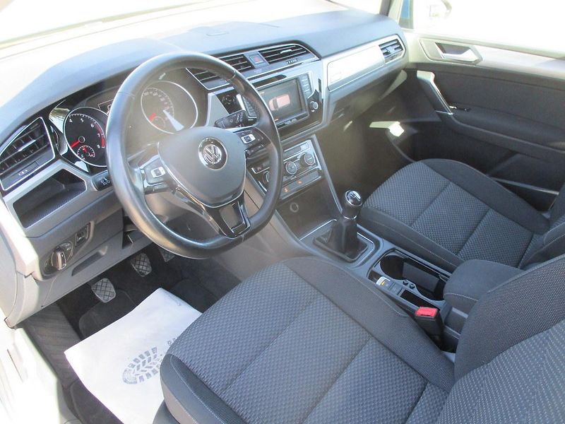 Volkswagen Touran (2016) 1.4TSi 110kW CLBMT 142tkm - fotka 13 z 47