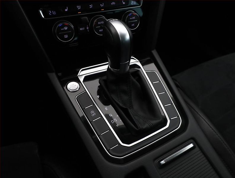 Volkswagen Passat (2018) R-Line 2.0 TDI, Automat, Kůže - fotka 11 z 21