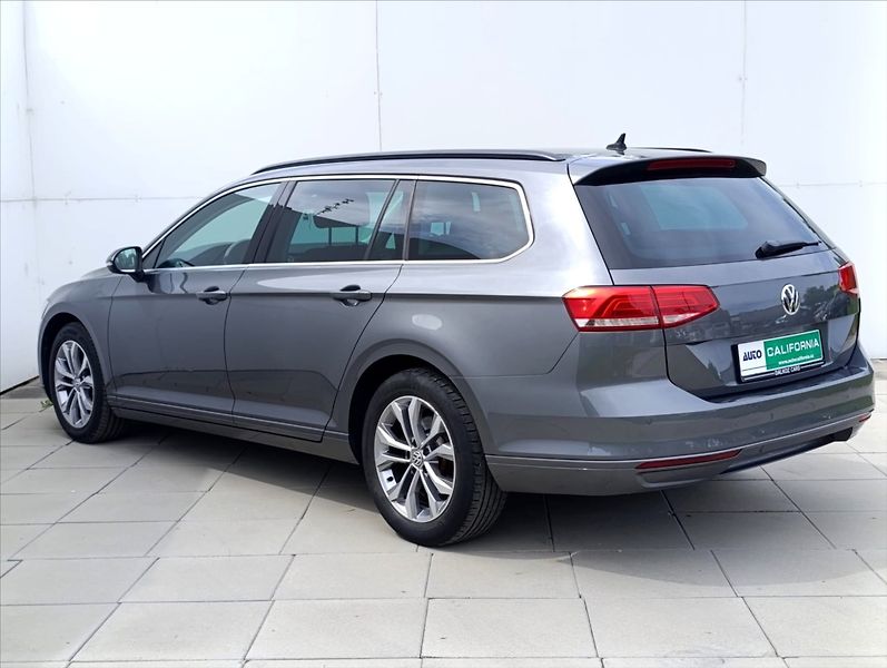 Volkswagen Passat 1,6 TDi Aut.klima Navi Kamera - fotka 11 z 34