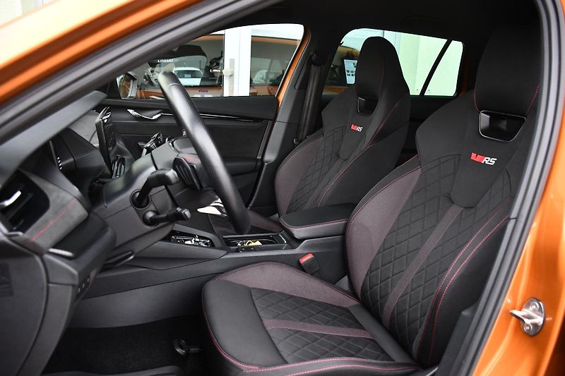 Škoda Octavia 2.0TDi RS DSG 1M ČR - fotka 14 z 39