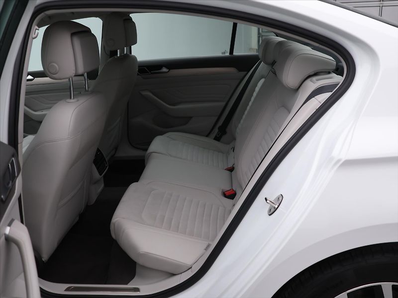 Volkswagen Passat 2.0 TDI 147kW DSG CZ Elegance - fotka 14 z 29