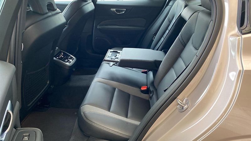Volvo S60 ULTIMATE DARK, B5 AWD, 184+10 - fotka 10 z 36