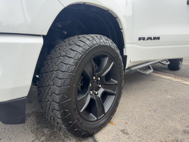 Dodge RAM 1500 (2023) Bighorn 5,7 Hemi Lonestar Crew - fotka 20 z 20