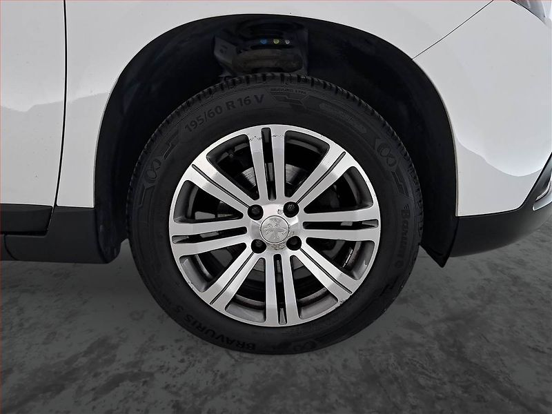 Peugeot 2008 (2018) 1.2 PureTech, Xenony, Tempomat - fotka 14 z 16