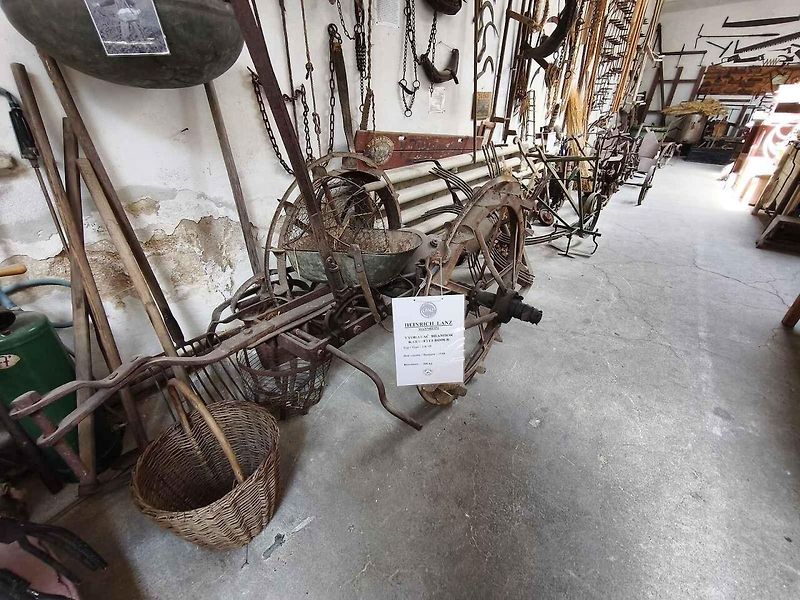 Žlutý Zetor 25 ve Skalné. V roce 1946 ho nastříkali barvou po Afrikakorpsu