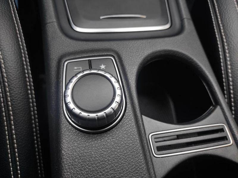 Mercedes-Benz GLA 200d 4MATIC,AT,ČR - fotka 25 z 42