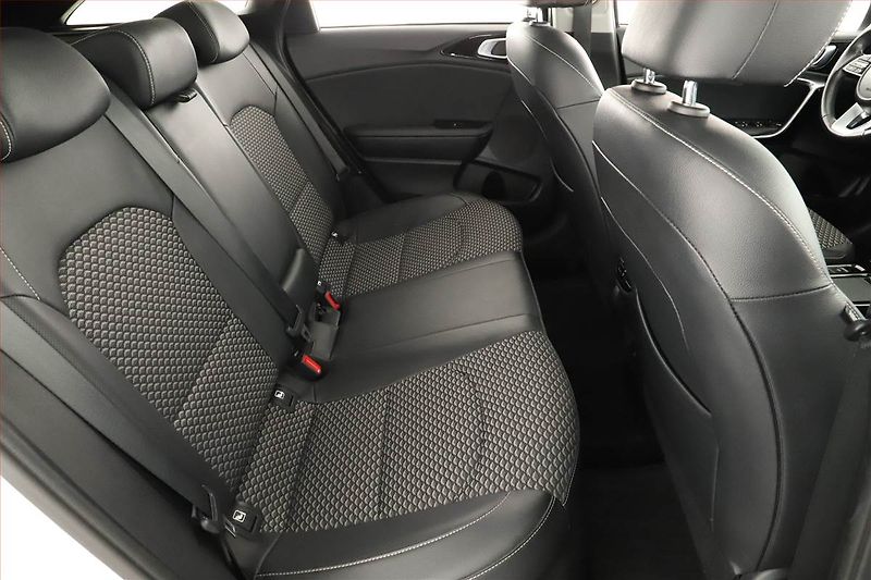 Kia Ceed (2023) Premium 1.6 GDI plug-in - fotka 7 z 19