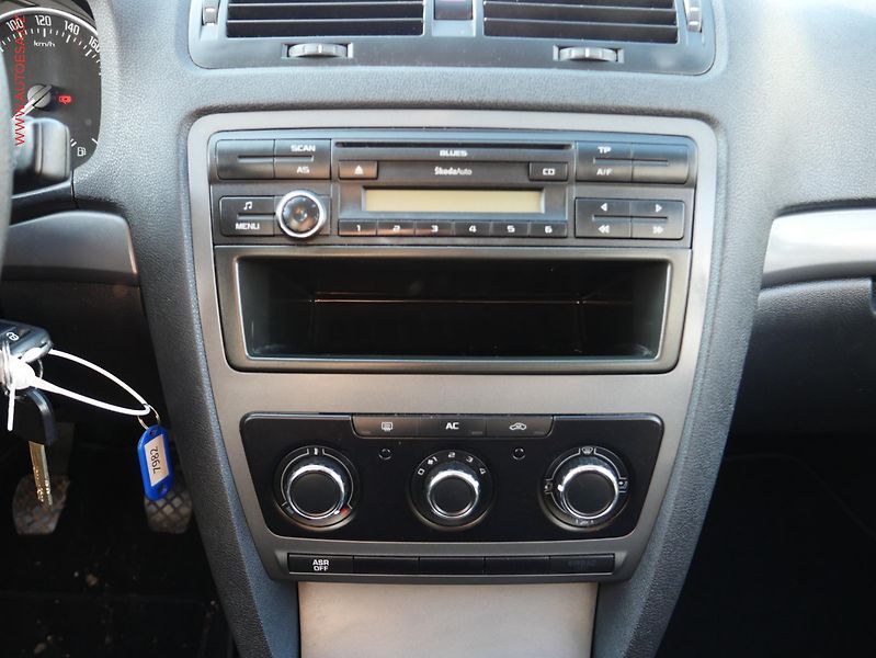 Škoda Octavia (2011) 1.9TDi, ČR, AC - fotka 11 z 17