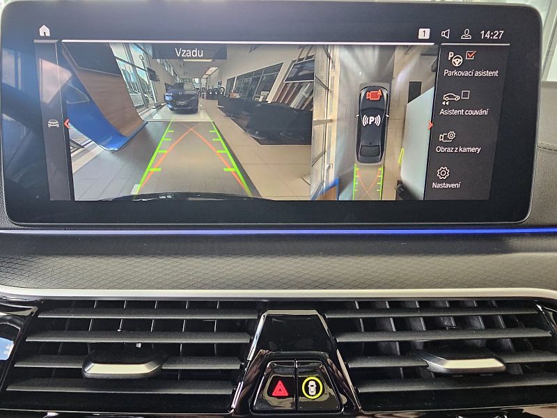 BMW Řada 5 M550i xDrive - fotka 31 z 32