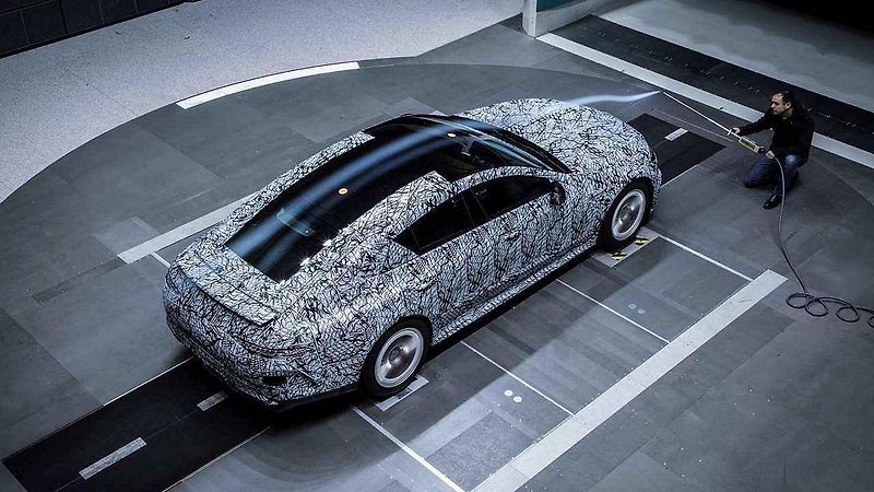 Maskovaný prototyp čtyřdveřového Mercedesu-AMG GT.