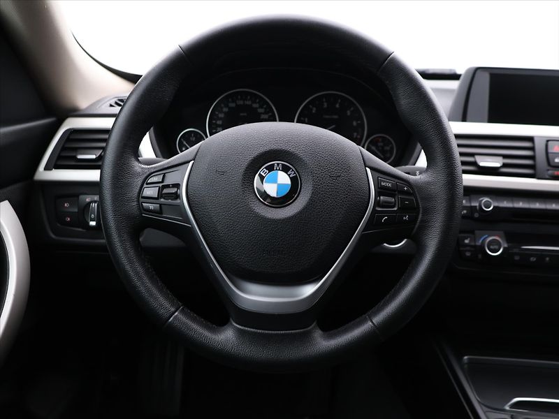 BMW Řada 3 2,0 328i Advantage GT 1.Maj. - fotka 14 z 27