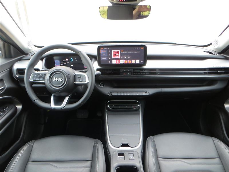 Jeep Avenger 1,2 Turbo AUT Summit JBL ČR - fotka 27 z 29