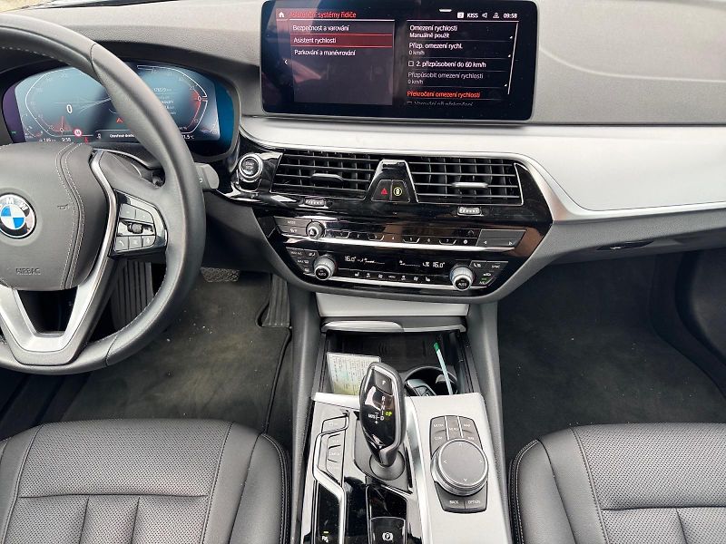 BMW Řada 5 (2023) xDRIVE 520d 140kW 4x4 CZ - fotka 10 z 11