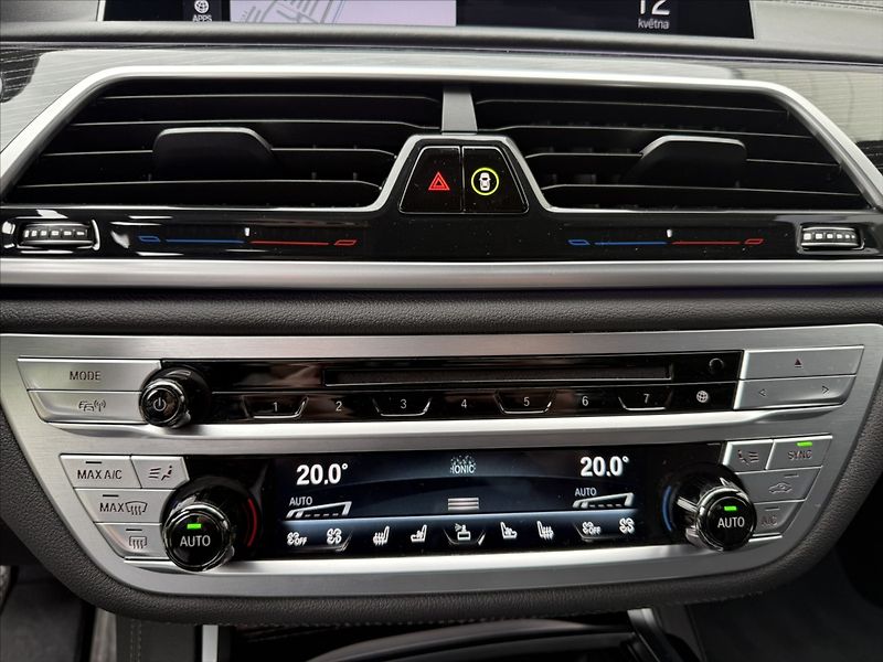 BMW Řada 7 3,0 xDrive 740d - fotka 18 z 39