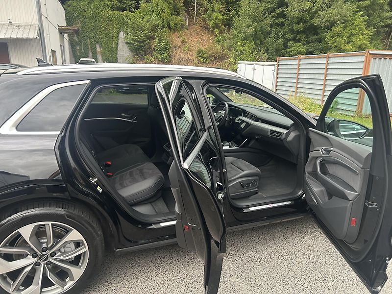 Audi e-tron 55 QUATTRO 300kw S LINE SOH96% - fotka 17 z 47