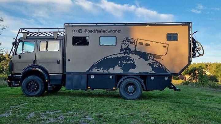 Hasičský vůz Mercedes-Benz předělaný na obytné auto.
