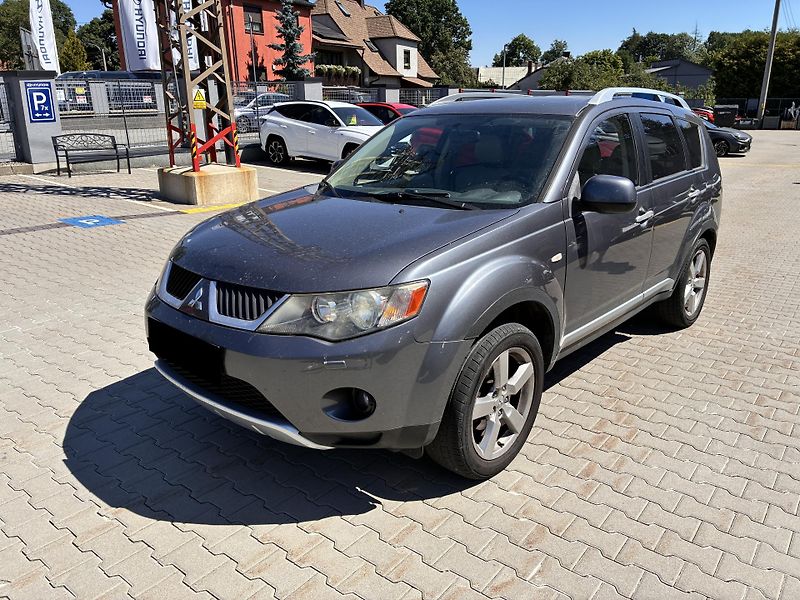 Mitsubishi Outlander 2.0DiD 103kW 4x4 7MÍST INSTYLE - fotka 6 z 8