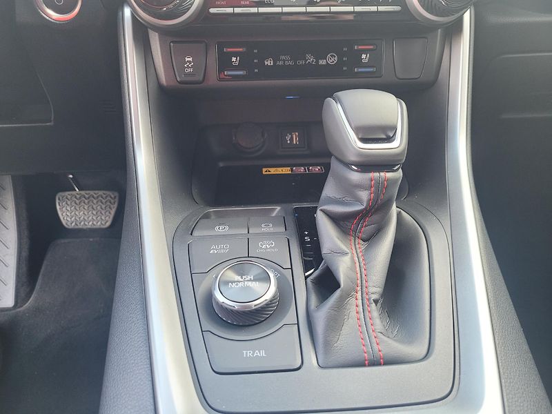 Toyota RAV4 (2025) PHEV - Executive JBL - fotka 8 z 16